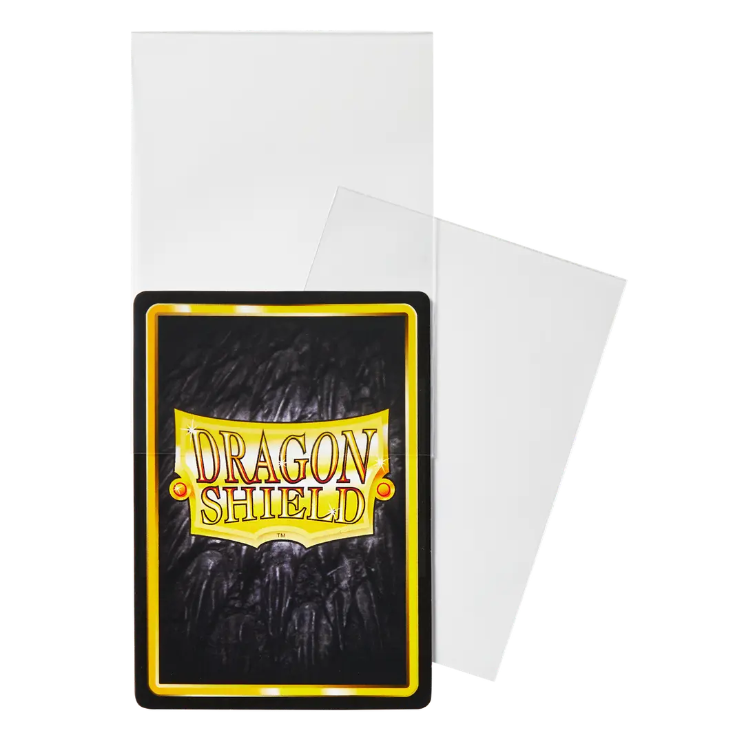 Voorbeeld van Dragon Shield inner sleeves pasvorm rondom een TCG kaart. 