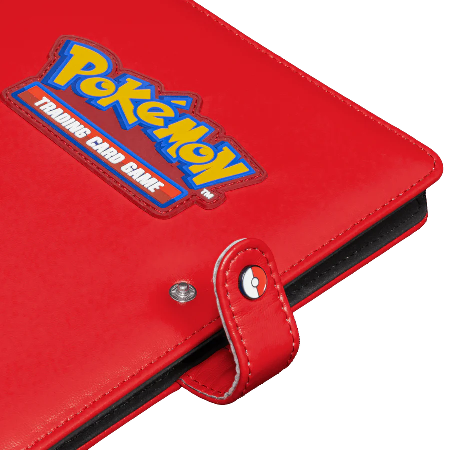 Ultra Pro premium snap binder 4 pocket rood. Vooraanzicht met het Pokemon TCG logo op de voorkant en een Pokébal drukknoop. Te kopen bij Spellcast.