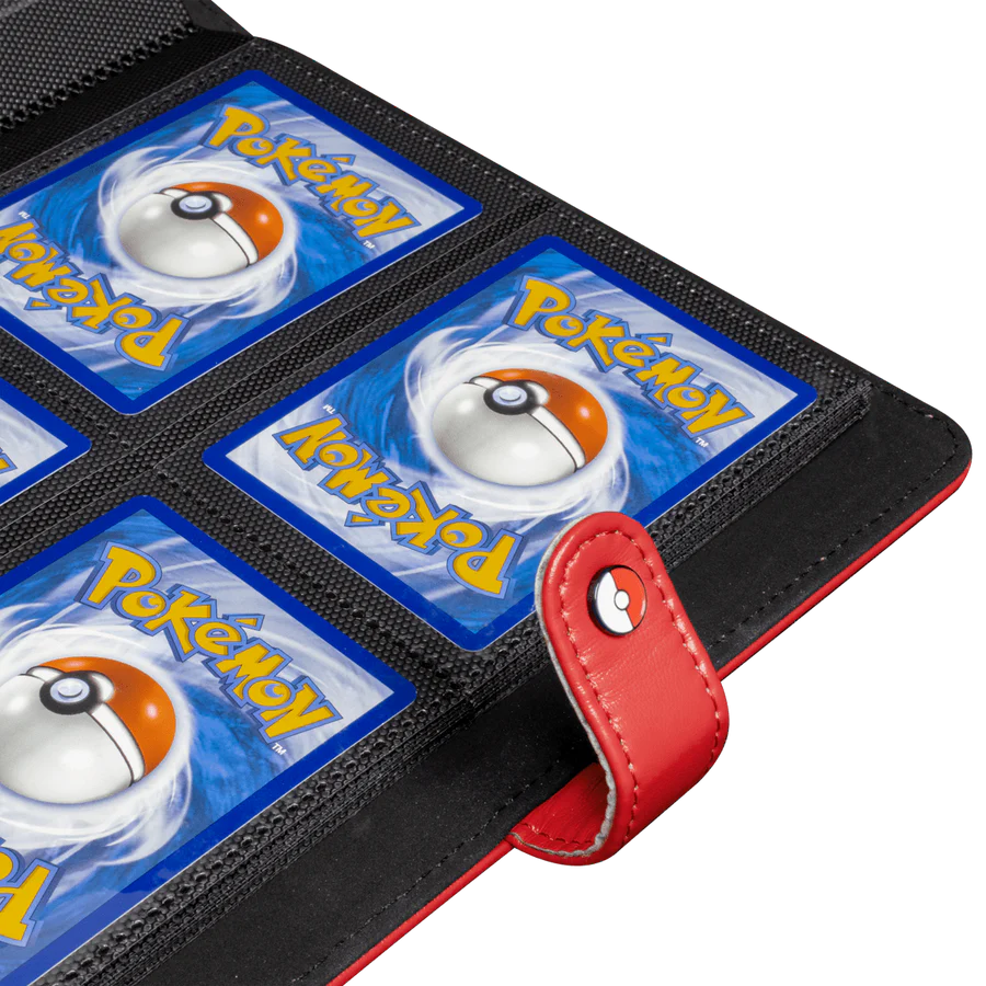 Ultra Pro premium snap binder 4 pocket rood. Open liggend met Pokemon kaarten met Pokeballen erop. Te kopen bij Spellcast.